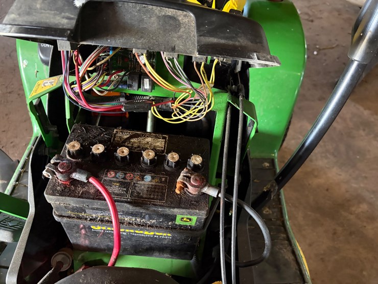 john-deere-235-image-6