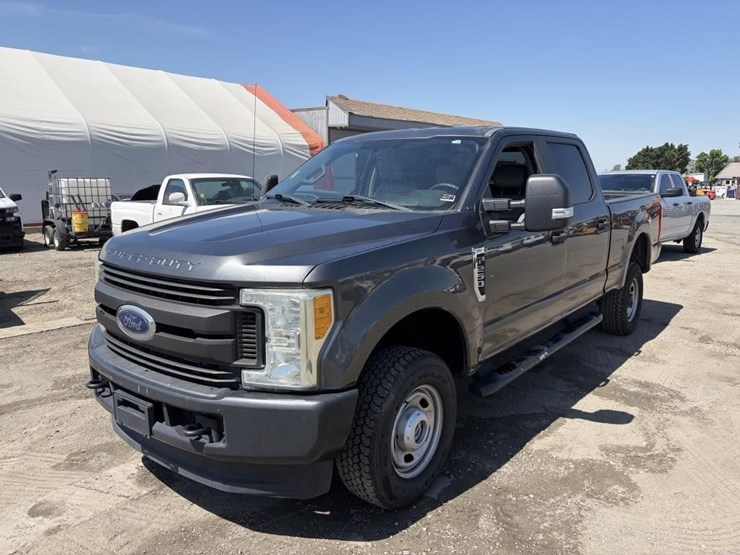 2017-ford-f250-xl-image-1