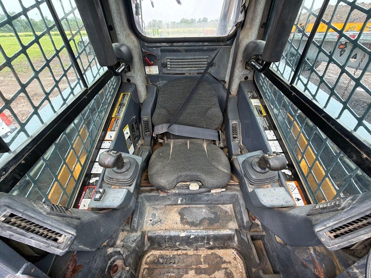 deere-326e-image-17