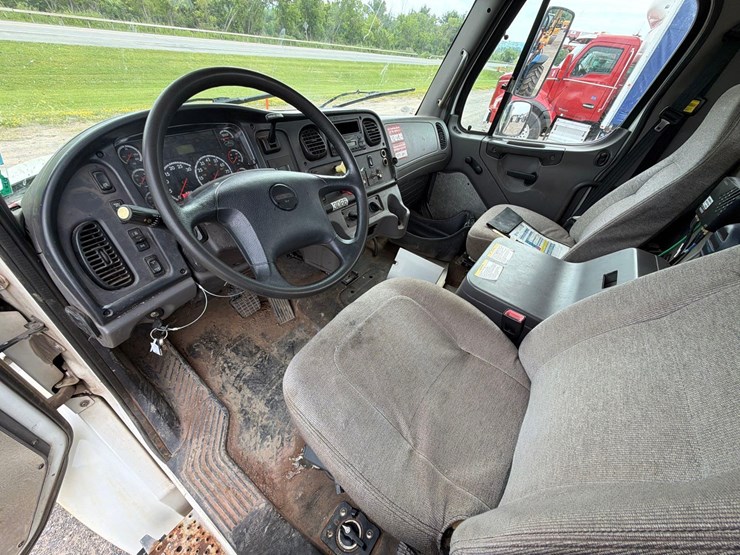 2012-freightliner-m2-digger-derrick truck-vn:hbl2046-awd,-image-25