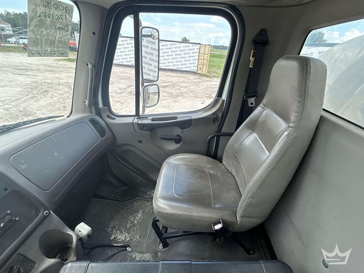 2009-freightliner-m2-106-image-27