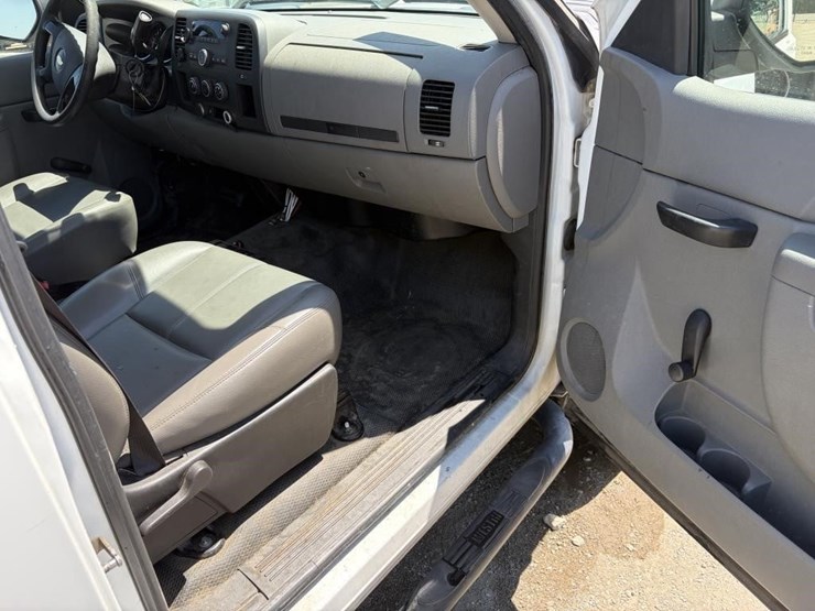 2011-chevrolet-silverado-2500-image-10