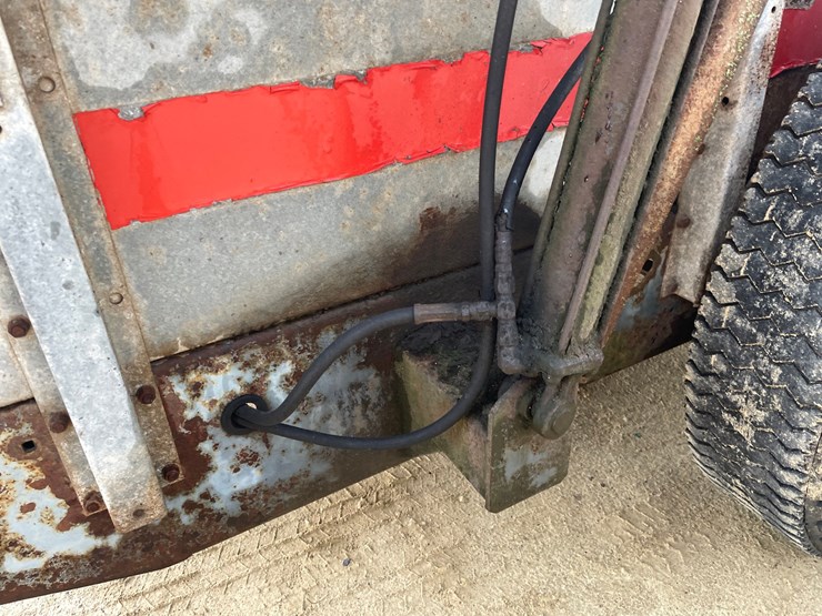 #403-•-new-idea-manure-spreader-image-20