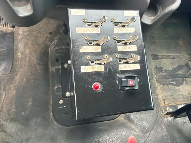 2015-freightliner-m2-106-image-18