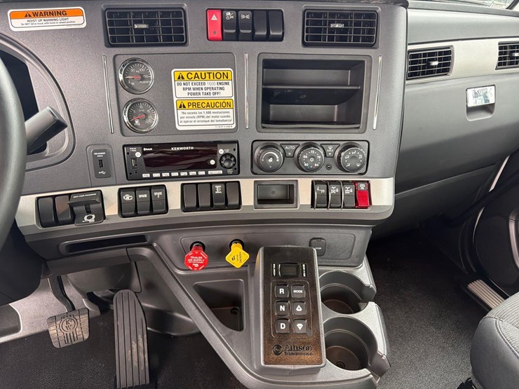 2025-kenworth-t880-image-23
