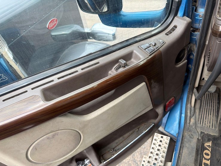 2012-volvo-vhd64-image-21