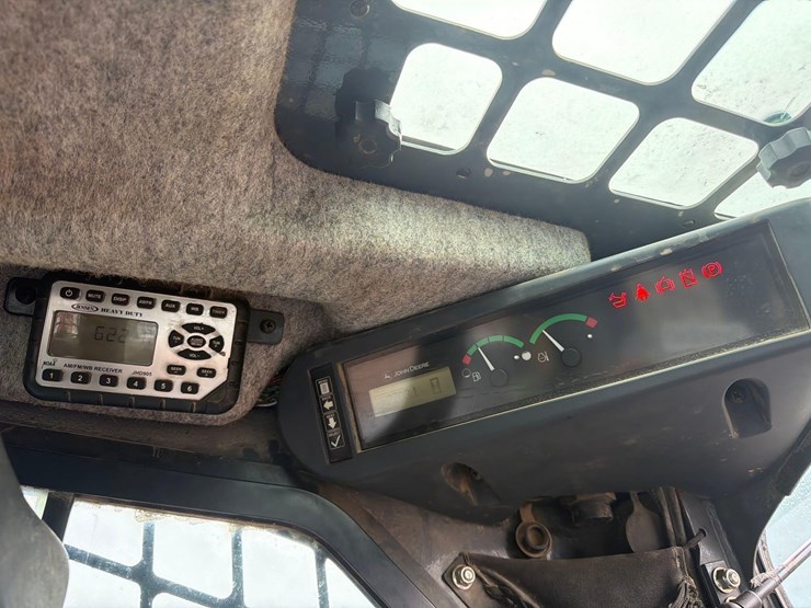 deere-326e-image-21