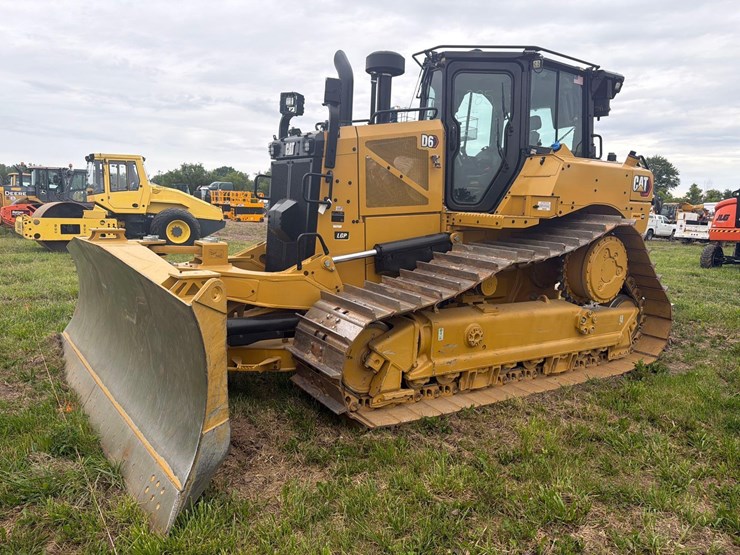 2026-caterpillar-d6-image-3