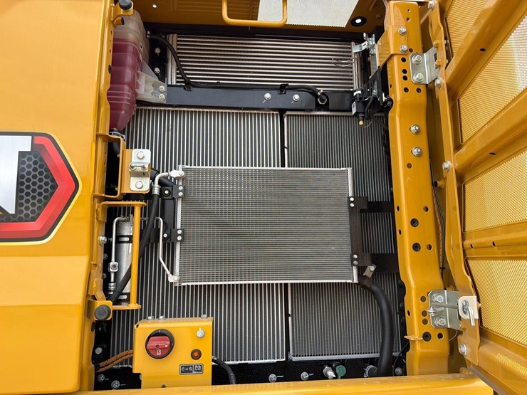 caterpillar-320-image-13
