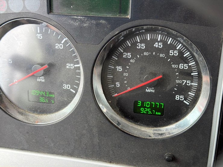 2013-kenworth-t880-image-21