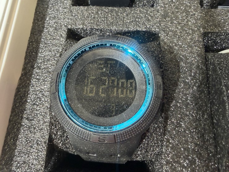 #84576-•-box-of-invicta-watches-image-7