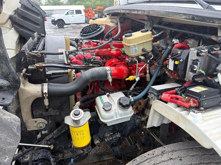 2015-freightliner-m2-106-image-12