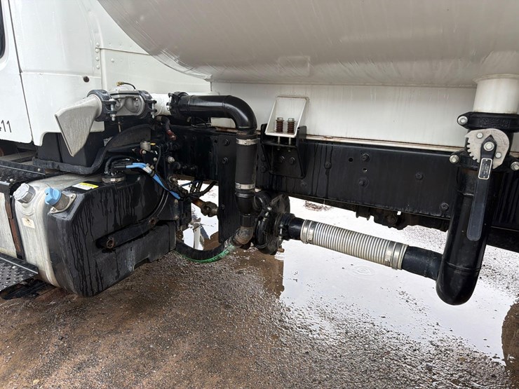 2015-freightliner-m2-106-image-8