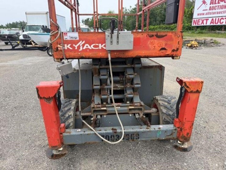2017-skyjack-sj6832-4x4-scissor-lift-37011111-image-13