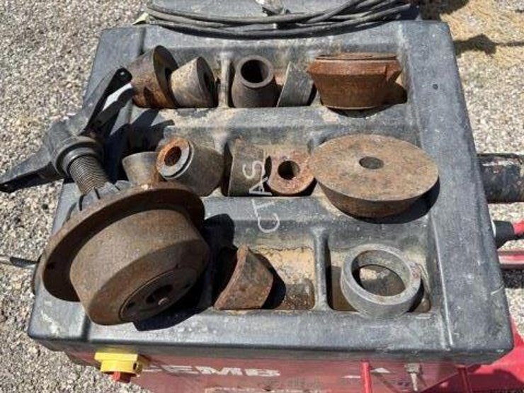 #63-•-cemb-c-211-tire-balancer-machine-image-3