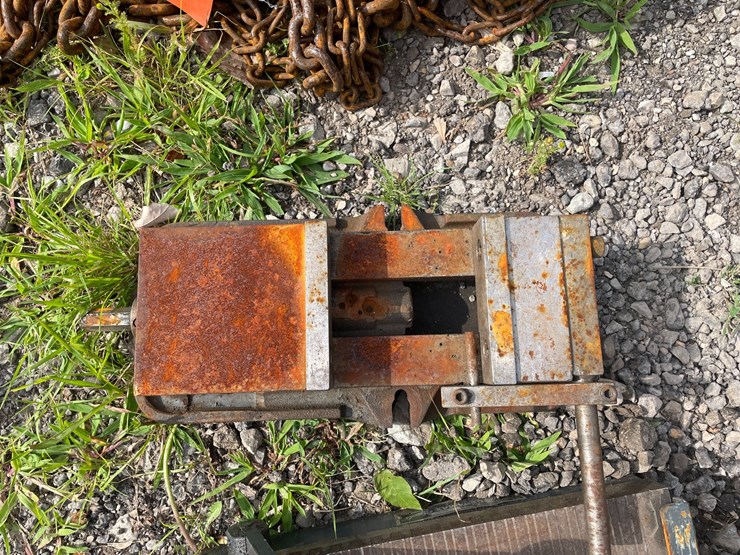 #8335-•-cm-chain-hoist-and-(2)-bench-vices-image-5