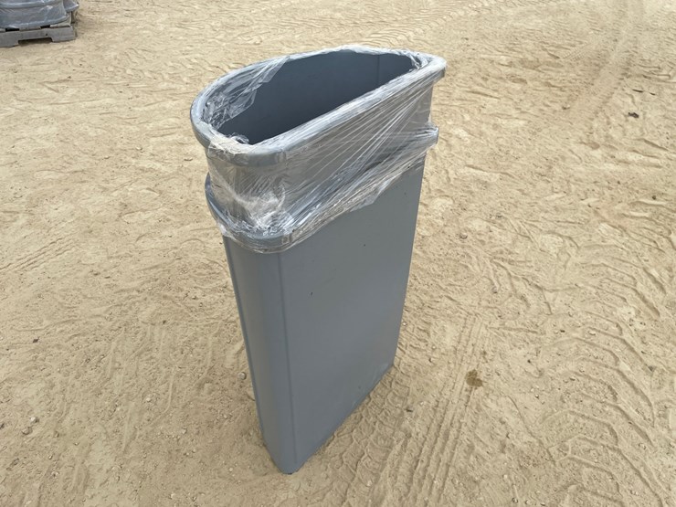 #3408-•-(2)-flush-wall-rubbermaid-recycling-bins-image-4