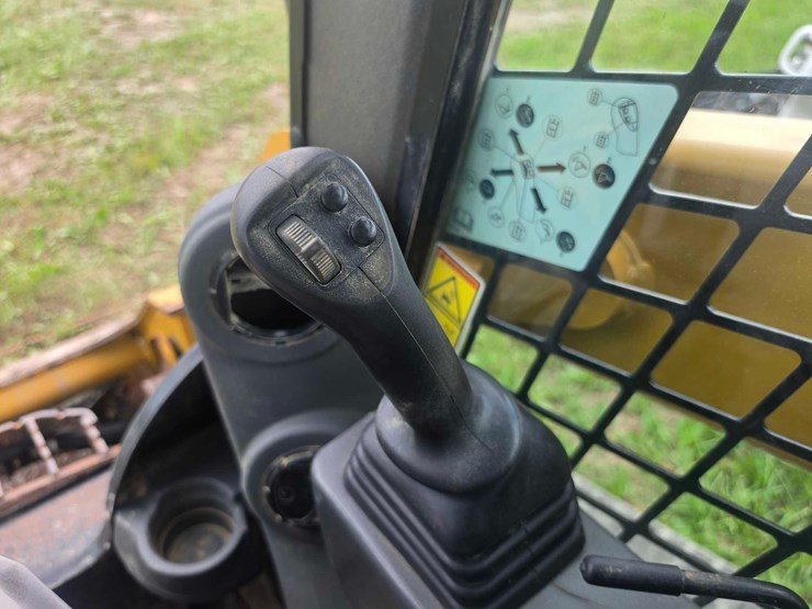 2020-caterpillar-259d3-image-23