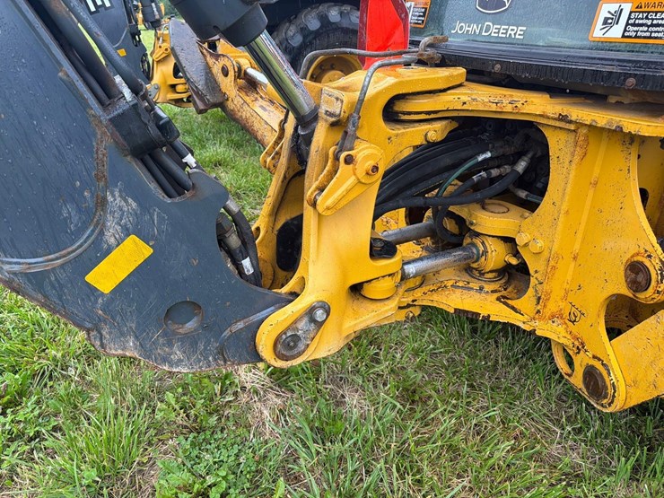 2021-john-deere-310-image-10