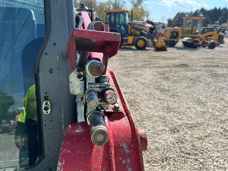 2016-takeuchi-tl8-image-11