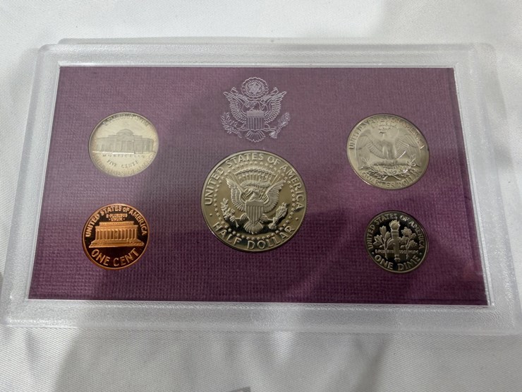 #40044-•-(10)-u.s.-mint-coinsets-from-1980's-image-43
