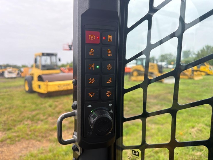 2025-caterpillar-255-image-23