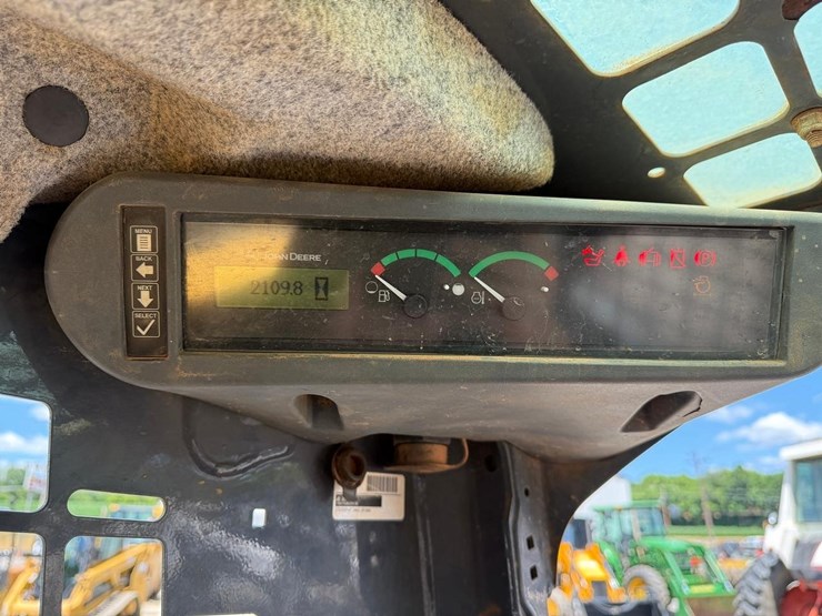 2016-deere-317g-image-23