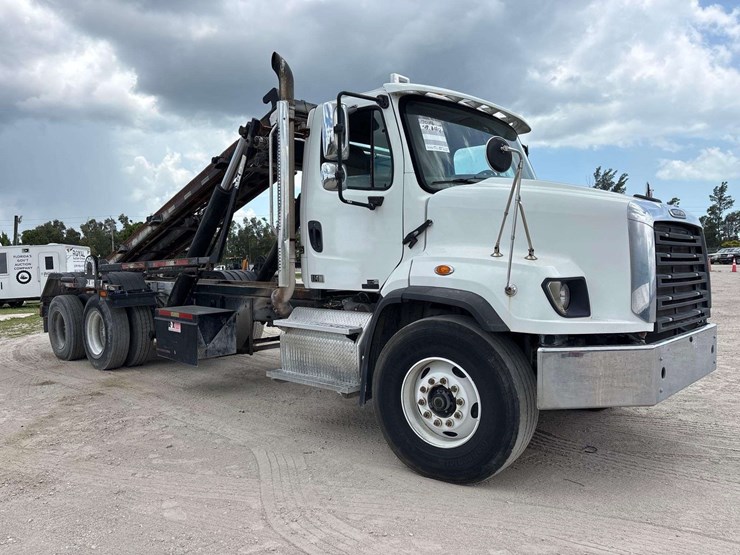 2014-freightliner-114sd-image-2