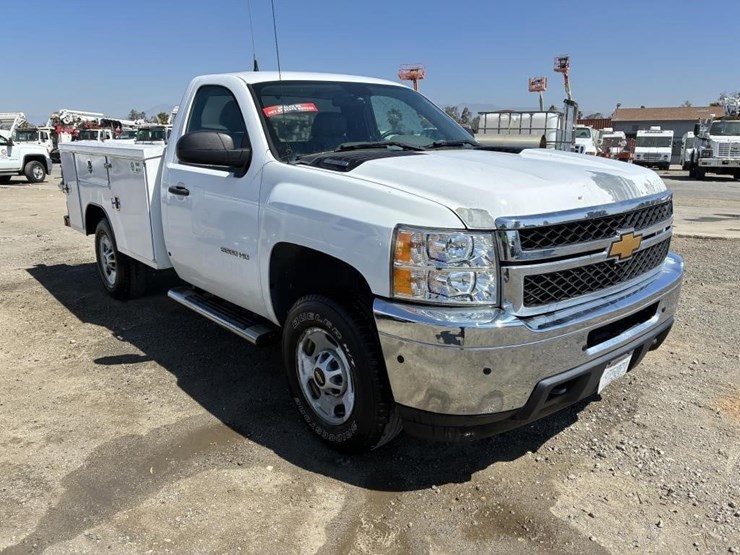 2013-chevrolet-silverado-2500-image-2