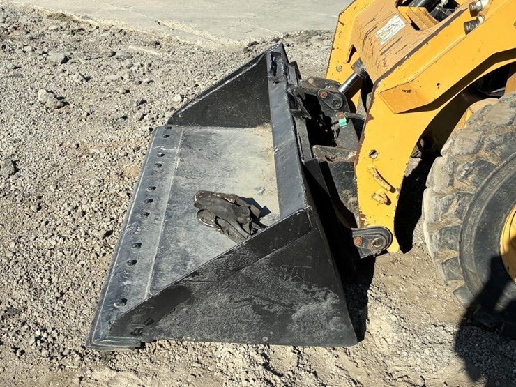 2015-caterpillar-262d-image-5