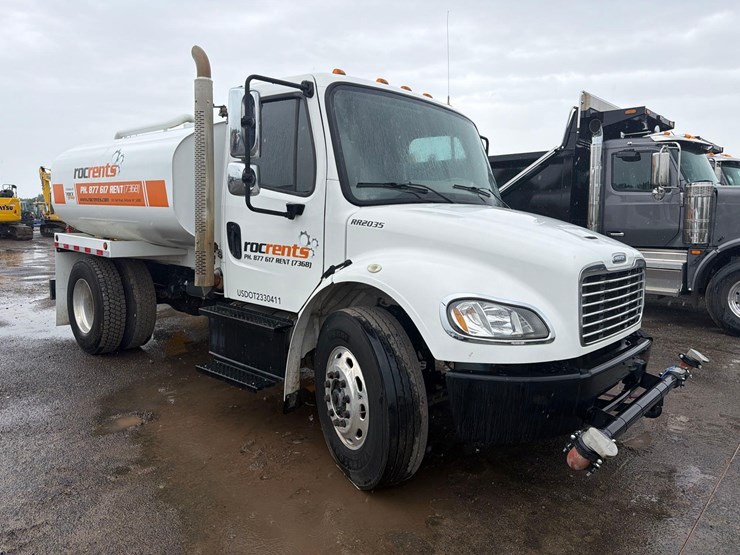 2015-freightliner-m2-106-image-3
