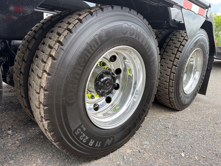 2025-kenworth-t880-image-8