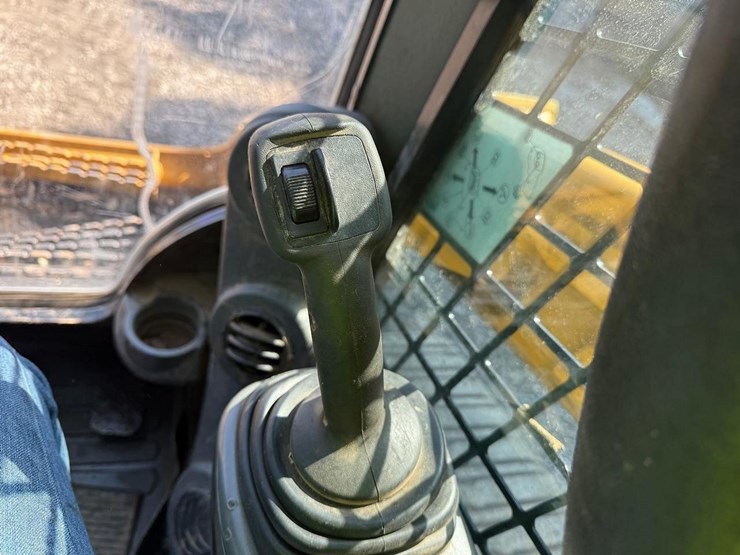 2015-caterpillar-277d-image-20