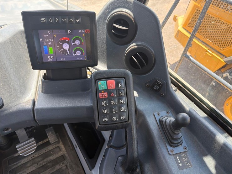 2023-deere-260e-image-15