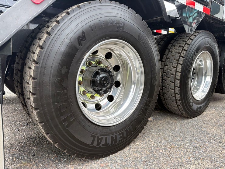 2025-kenworth-t880-image-10