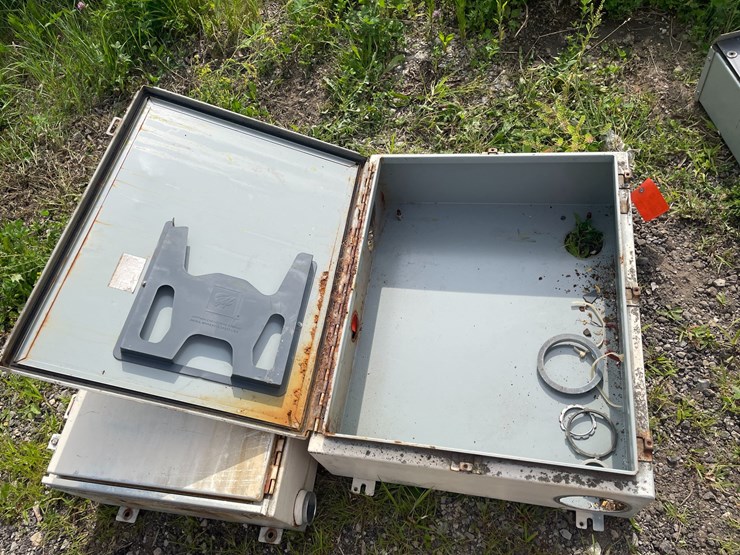 #8333-•-(2)-electrical-panels-image-4