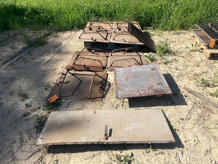 #3377-•-(1)-entrance-silo-door,-(8)-silo-doors,-and-(4)-blank-metal-sheets-image-2