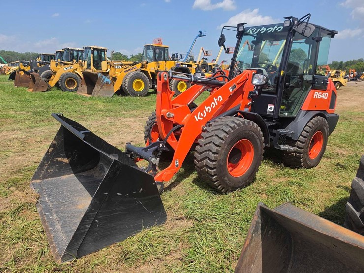2026-kubota-r640-image-1