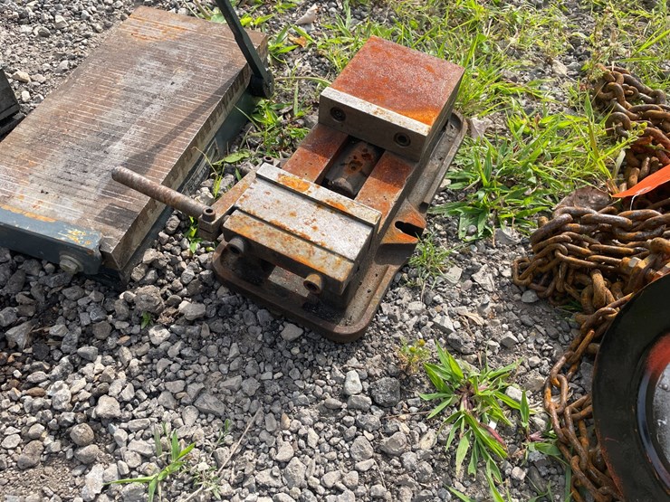 #8335-•-cm-chain-hoist-and-(2)-bench-vices-image-4