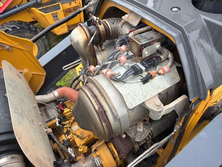 2021-john-deere-310-image-17