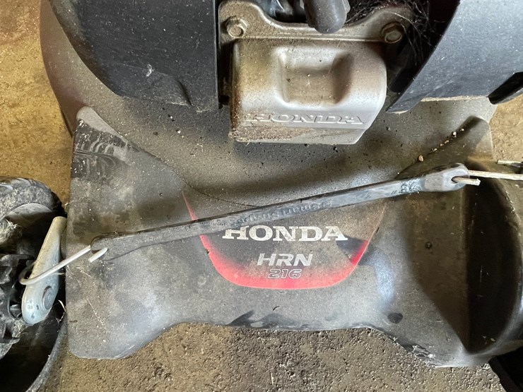 #7927-•-honda-hrn-216-self-propelled-lawn-mower-image-3