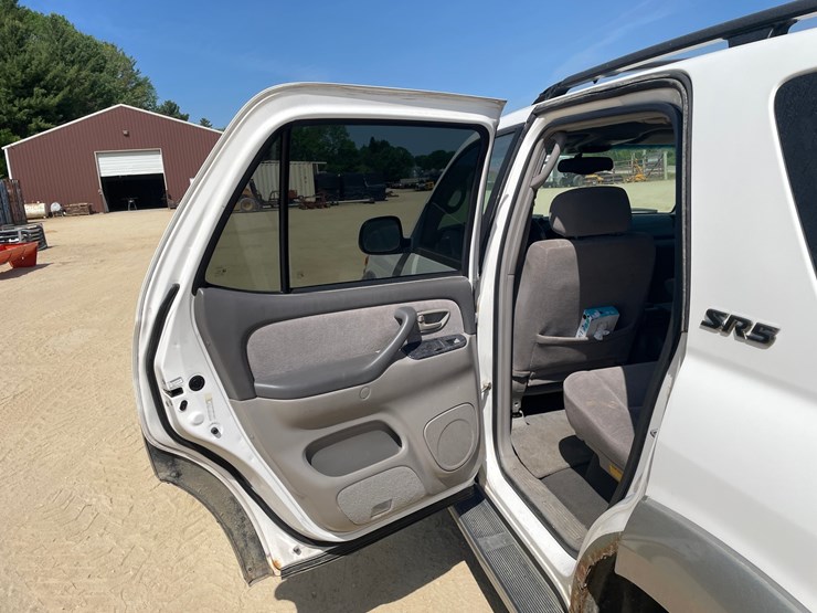 2003-toyota-sequoia-image-42