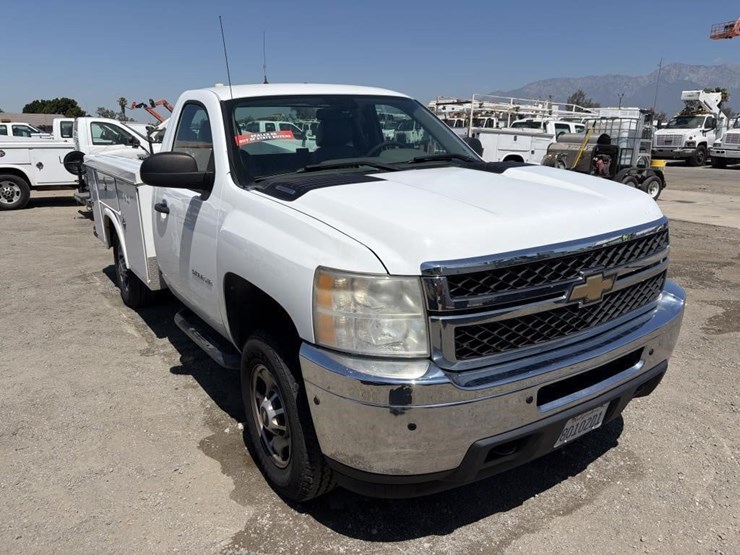 2011-chevrolet-silverado-2500-image-2