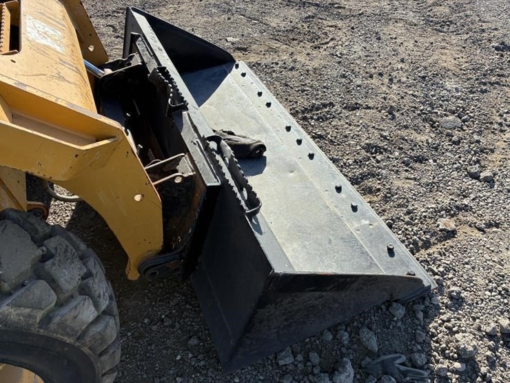 2015-caterpillar-262d-image-10