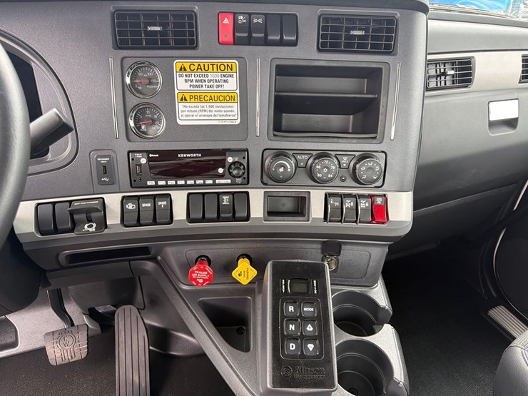 2025-kenworth-t880-image-24