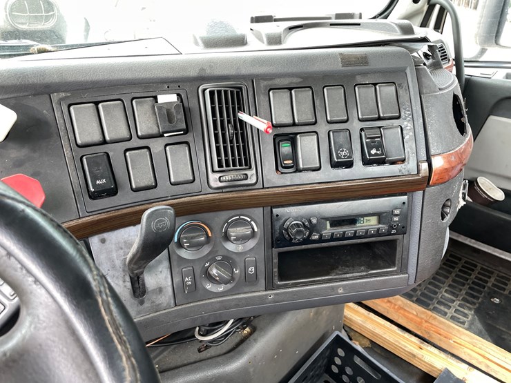 2011-volvo-10-image-38