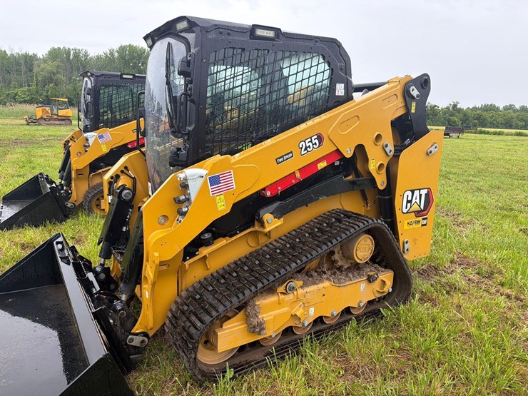 2026-caterpillar-255-image-2