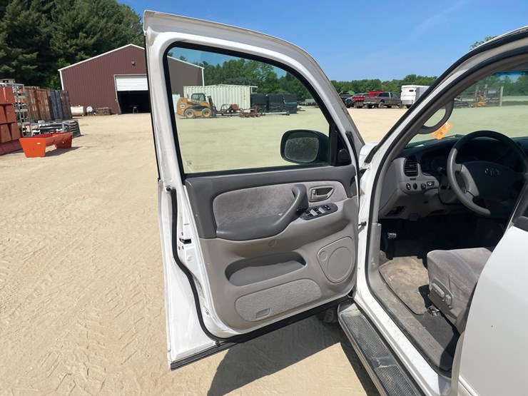 2003-toyota-sequoia-image-36