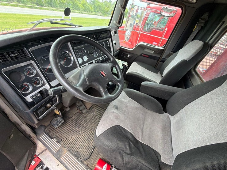 2013-kenworth-t880-image-16