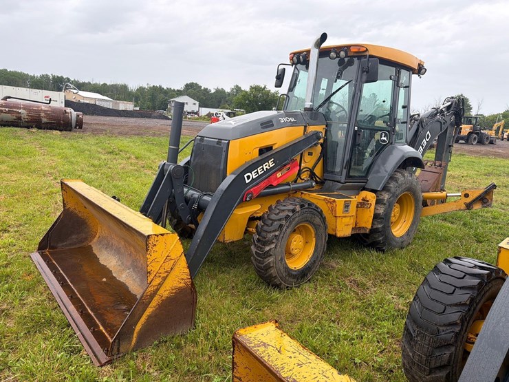 2021-john-deere-310-image-1